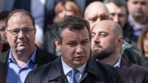 Eugen Tomac: ”Toată scena politică arată ca o mare minciună/ Este inacceptabil punctul în care suntem astăzi/ PSD şi PNL s-au porcăit în cel mai mizerabil hal şi astăzi se înţeleg de minune, doar mimează neînţelegerile”