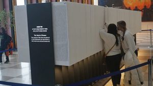 "Cartea numelor", care cuprinde toate victimele cunoscute ale Holocaustului, expusă la Națiunile Unite: informații personale despre 4,8 milioane de persoane ucise de naziști, iar paginile goale simbolizează alte 1,2 milioane de persoane