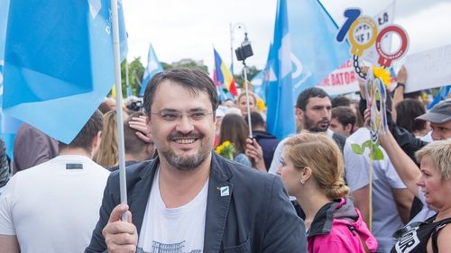 Cristian Ghinea, după ce ministrul de Interne Bode a spus că proiectul tehnic din afacerea BMW a fost semnat de Cătălin Drulă: ”Pe vremuri cărai mapa Elenei Udrea și ea părea puternică și intangibilă. Apoi a făcut pușcărie. Așa pari tu acum/ Oprește furăciunea, nu merită să faci pușcărie pentru Iohannis”