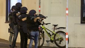Cine e teroristul din Viena: Un tânăr de 20 de ani născut în Viena din părinți de origine albaneză; el a vrut să plece în Siria la război și era urmărit de autorități