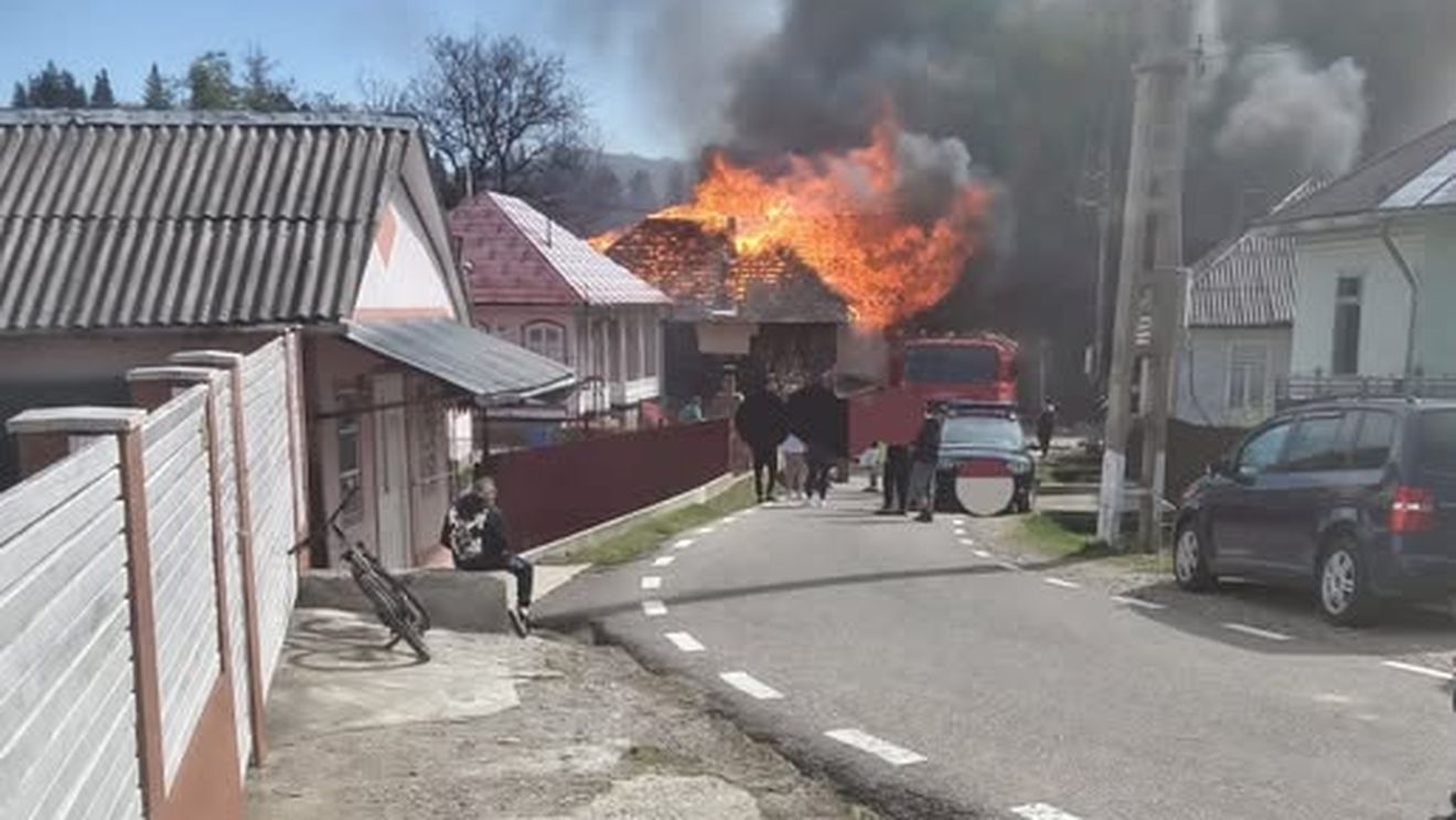 Ilie Bolojan, după incendiul din Soveja, Vrancea, în care mai multe case au fost distruse definitiv. Guvernul promite ajutoare urgente pentru familiile afectate