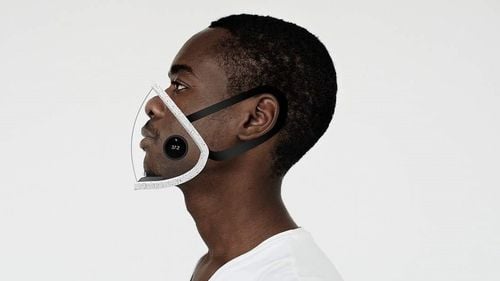 Un tânăr designer român, premiat de MIT pentru o mască revoluționară de protecție cu senzor de temperatură