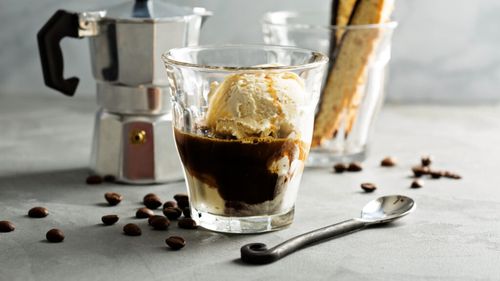 Să scufunzi o înghețată într-o cafea espresso. Desert sau cafea? Cu siguranță, un concentrat de plăcere care răcorește. Cum prepari un affogato al caffè