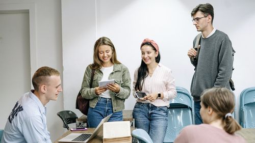 În Suedia, doar mediile din gimnaziu contează pentru admiterea la liceu, iar ele sunt validate prin câteva examene susținute cu profesorii de la clasă / La liceu aplici de acasă, din primăvară, și urmărești printr-o aplicație unde ești acceptat – o fostă elevă explică procesul