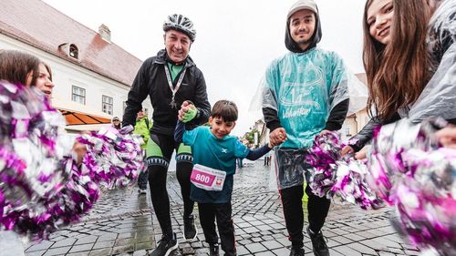 VIDEO Un copil de 6 ani cu paralizie cerebrală a alergat într-o cursă a copiilor la Maratonul Sibiu / Matias a vrut să strângă bani pentru ca mai mulți copii să primească terapie / ”Și-a dorit foarte mult să alerge singur, fără ajutor”