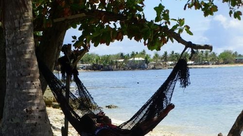 Această insulă izolată din Pacific tocmai a primit primele sale ATM-uri