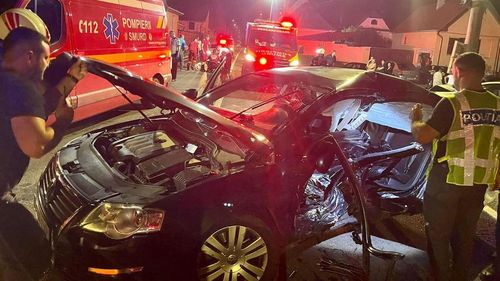 Un microbuz cu șapte persoane a intrat într-o remorcă, într-o localitate din Constanța/ Două persoane sunt inconștiente