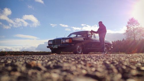Zeci de mașini abandonate pe străzile Sucevei, scoase la licitație / La cea mai ieftină, un Matiz, prețul începe de la 840 de lei / Un Mercedes din 1970 e cea mai scumpă: 1.590 de lei