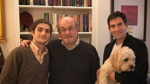 Rushdie a declarat în urmă cu câteva săptămâni pentru o revistă germană , înainte de a fi înjunghiat şi grav rănit, că în prezent duce o viaţă ''relativ normală''