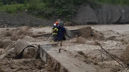 VIDEO Drumuri şi subsoluri inundate la Sinaia şi Vărbilău în urma ploii torenţiale / Un bătrân de 85 de ani, salvat de pompieri din râul Prahova după ce s-a surpat un podeț