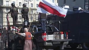VIDEO Simbolul protestelor din Belarus, o străbunică de 73 de ani, a fost arestată de forţele de ordine ale lui Lukaşenko: "Doar laşii bat femei!"