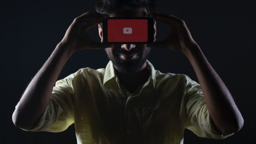 O nouă formă de fake news: clickbaiteri și propagandiști ruși produc în masă videoclipuri regizate care incită la ură