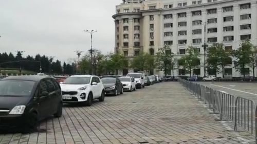 FOTO Aglomerație la centrul drive-thru din Piața Constituției. Zeci de mașini stau la coadă în prima zi de funcționare a centrului de vaccinare anti-COVID