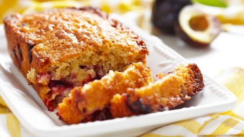 Desertul toamnei: Chec cu prune, gata în mai puțin de o oră / O rețetă economică, gustoasă și perfectă pentru a profita de fructele de sezon