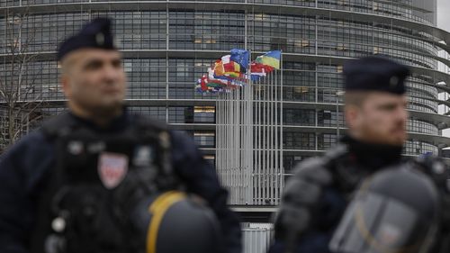 Alertă cu bombă pe aeroportul din Strasbourg. Pasagerii unei aeronave de la Bucureşti în care se află mai mulţi europarlamentari români nu au putut coborî