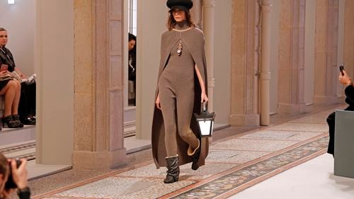 FOTO Louis Vuitton pe peron: O călătorie vestimentară între nostalgie și avangardă la Paris Fashion Week