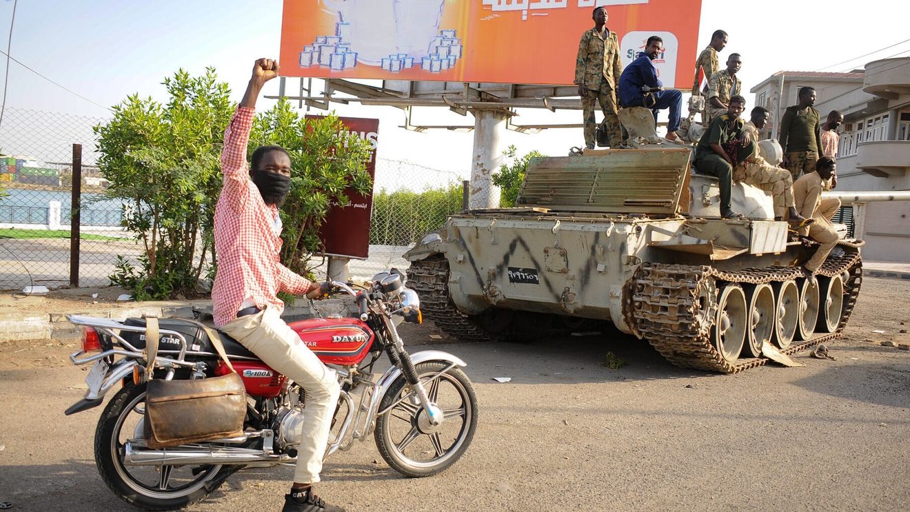 Ministerul de Externe: Alte 14 persoane, 11 cetăţeni români şi 3 membri de familie ai acestora, au părăsit Sudanul / Țara africană se confruntă cu violențe în lupta pentru putere 