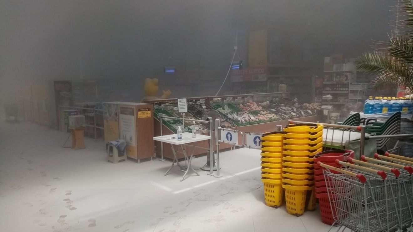 Aproximativ 40 de persoane s-au autoevacuat dintr-un complex comercial din Gheorgheni, după ce s-a declanşat instalaţia de stingere a incendiilor / 11 au avut nevoie de asistenţă medicală