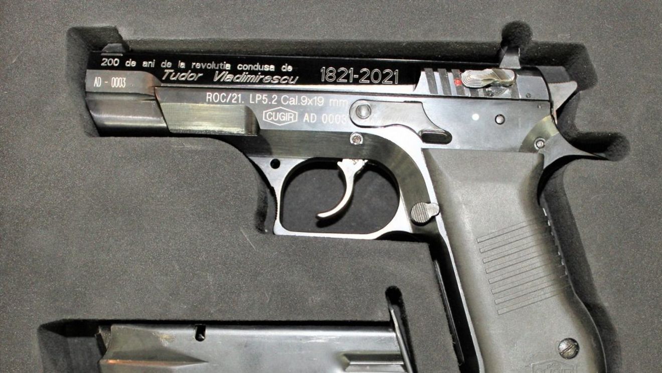 FOTO Fabrica de Arme din Cugir a lansat pistolul LP5 Pandur, care va intra în dotarea Armatei. Primele 200 de bucăți sunt de colecție și au fost dedicate bicentenarului revoluției lui Tudor Vladimirescu