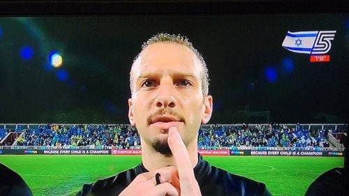 VIDEO Kosovo – Israel 1-0, în grupa de calificare la Euro 2024 din care face parte și România / Gazdele au huiduit imnul israelian, în timp ce jucătorii Israelului le aduceau un omagiu conaţionalilor lor ostatici în Gaza  