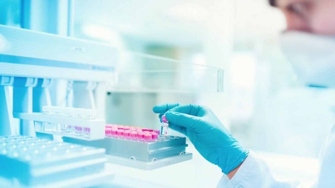 EMA anunță că nu planifică momentan adaptarea vaccinurilor contra noii variante „Omicron”
