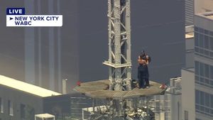 Doi ruşi s-au urcat pe Empire State Bulding din New York pentru o cerere în căsătorie, afișând un banner care promova pacea mondială / Ulterior au fost arestați