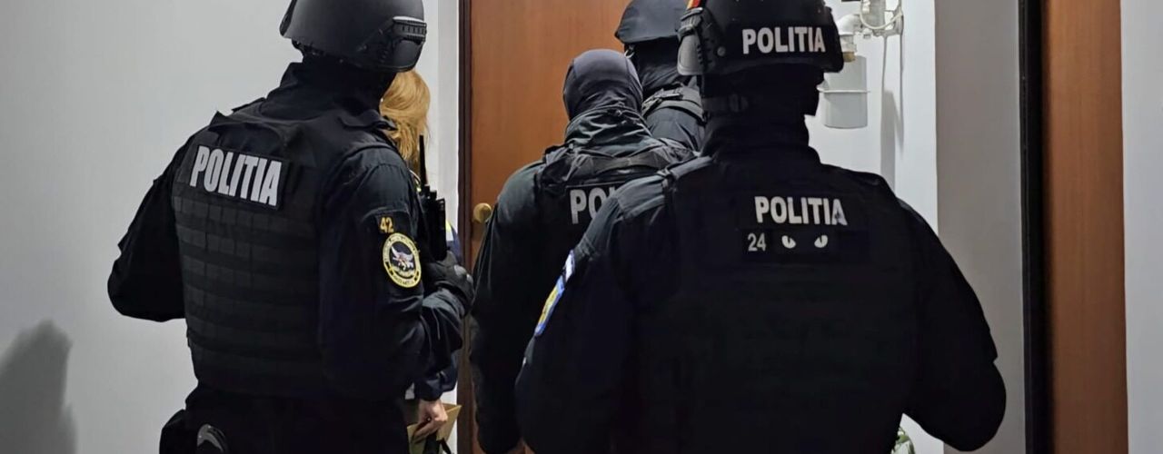 Desant cu sute de polițiști și procurori la o asociație din Bihor care opera fără autorizație azile unde autoritățile statului trimiteau bolnavi și persoane fără adăpost. DIICOT susține că 401 persoane au murit în azile și că sute de persoane vulnerabile ar fi fost exploatate / Șeful ONG-ului respinge acuzațiile