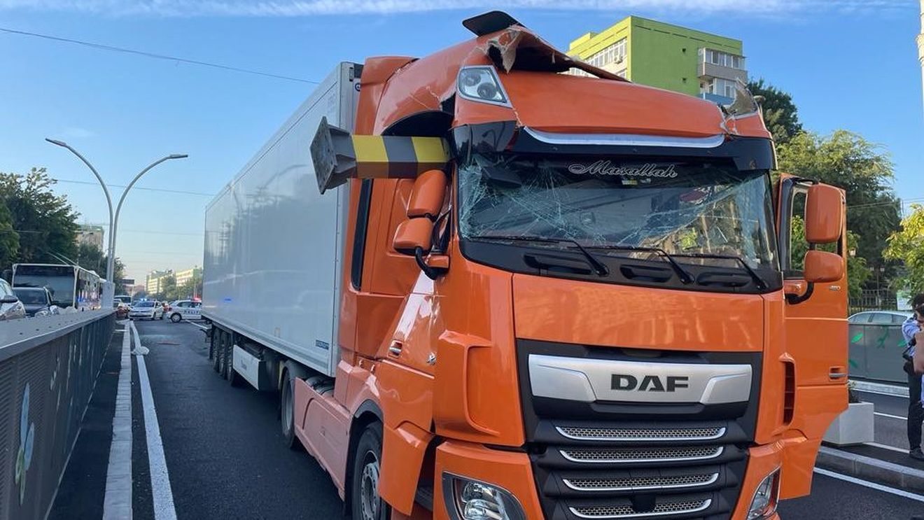 Un TIR, blocat în Pasajul Unirii din București din cauza înălțimii. TIR-ul are 4.2 metri înălțime, limita legală e de 3.5 metri. Primarul Daniel Băluță: Lucrarea respectă norma, înălțimea e de 3.54 m