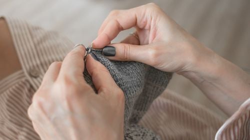 Oamenii de știință au descoperit că activitățile artistice și meșteșugărești îmbunătățesc sănătatea mintală la fel de mult ca un loc de muncă