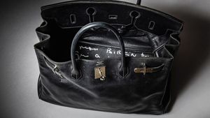 O nouă geantă Hermès Birkin estimată între 230.000 și 430.000 de dolari, care i-a aparținut lui Jane Birkin, scoasă la licitație în Abu Dhabi