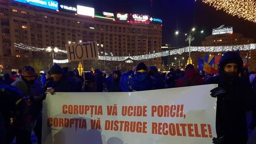 VIDEO Circa 2000 de oameni au protestat în Piața Victoriei și au cerut demisia Guvernului de Ziua Națională