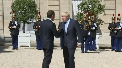 VIDEO The Telegraph analizează limbajul gesturilor la întâlnirea dintre președintele Franței și premierul britanic: ”Un Macron macho a încercat să o facă pe șeful”