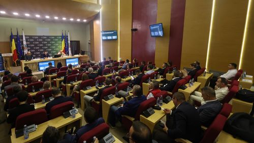 Consiliul General al Municipiului București a adoptat, în ședință extraordinară, proiectele de sprijin acordat locatarilor din blocul din Rahova afectat de explozie, după dezbateri în contradictoriu despre recuperarea prejudiciilor și dreptul de proprietate / Etapa a doua a reconstrucției, neclară