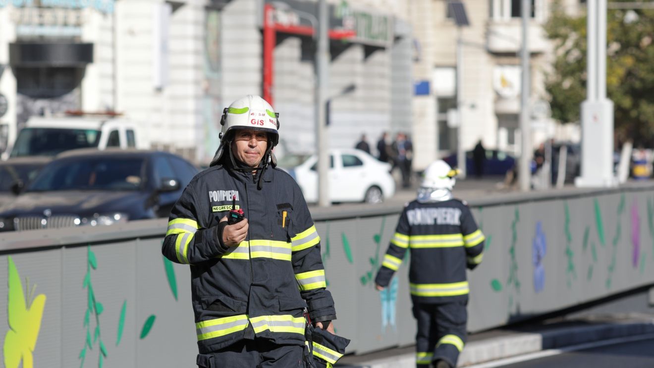 Cisternă cu 20.000 de litri de motorină, răsturnată pe o șosea din Harghita / Cisterna venită să preia motorina nu are dispozitivul care să permită operațiunea / Drumul European 578 e blocat pe o bandă