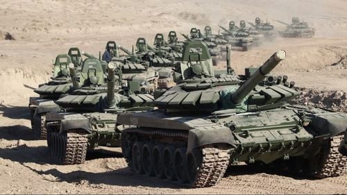 VIDEO Rusia face mișcări masive de tancuri și tehnică militară din est spre granița cu Ucraina - Bild