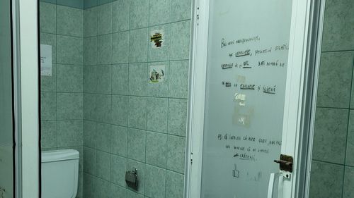 Studenţii la Medicina din București se plâng de condiţiile din cămine: "toalete şi duşuri insalubre, colcăie gândacii, iar mizeria şi rugina domină"