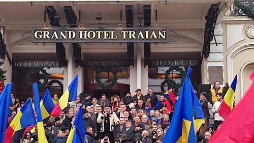 UPDATE Liderii PSD și PNL din Iași, huiduiți de suporterii AUR la manifestațiile oficiale din Iași / Huiduieli și la slujba religioasă / Aproximativ 3000 de oameni au fost în marș la protestul partidului extremist AUR de ziua Unirii Principatelor