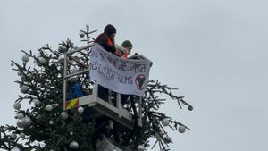 Bradul de Crăciun din faţa Porţii Brandenburg, iluminat din nou după atacul activiştilor de mediu / Aceștia i-au retezat  vârful şi au tăiat instalaţia în văzut poliţiştilor 