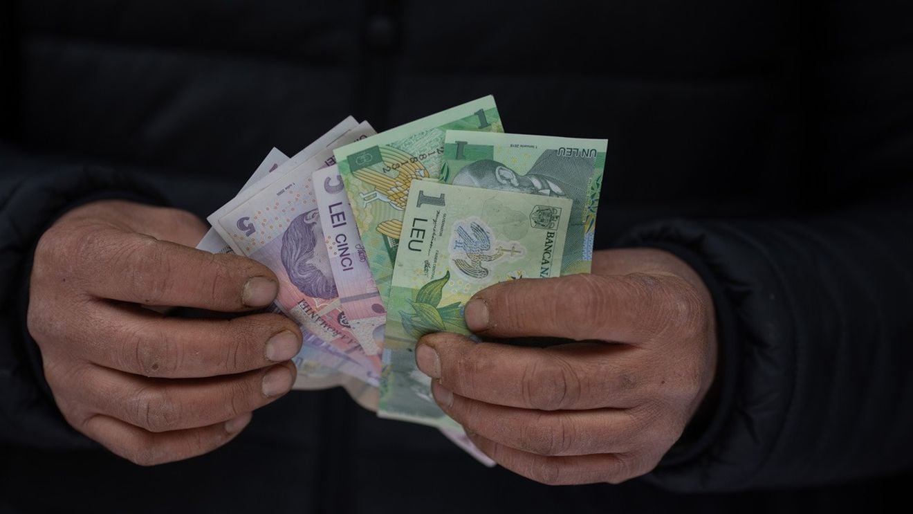 Salariul minim brut crește la 3.300 lei, de astăzi, 1 octombrie. Angajații vor primi „în mână” 2.079 lei / Ce taxe plătește un angajator ca să ofere acest salariu