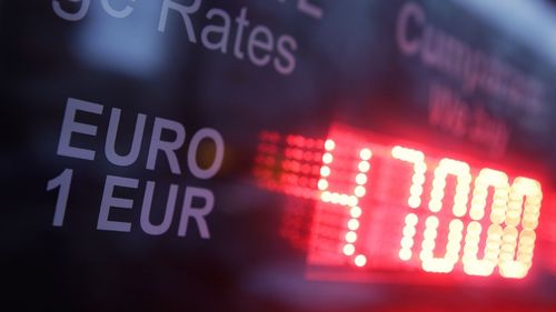 BNR: Scăderea leului nu e rezultatul unui atac speculativ, ci al lipsei de credibilitate. Băncile vând euro și cu 4,85 lei