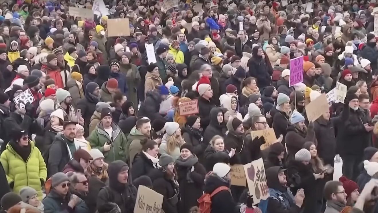 Sute de persoane au protestat la Berlin împotriva adoptării unei moţiuni anti-migraţie propuse de conservatori