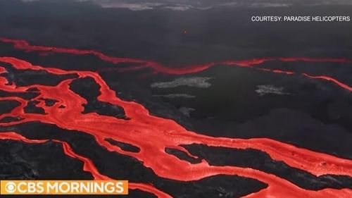 VIDEO Numeroşi curioşi admiră spectacolul lavei care se prelinge pe versanții celui mai mare vulcan activ din lume / Mauna Loa din Hawaii a început să erupă în această săptămână pentru prima dată după 1984