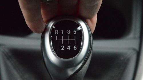 STUDIU: Transmisiile manuale pierd teren – numărul modelelor disponibile a scăzut cu 57% în ultimul deceniu