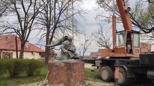VIDEO Cernăuţi: două monumente sovietice au fost demolate de autorități