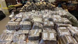 Un român a fost arestat în Italia: avea 81 kg de cocaină pură în camion / Captură record în Napoli
