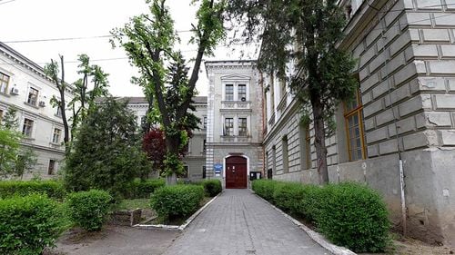 Elevii de clasa a XII-a ai Colegiului Național Mihai Eminescu din Oradea testează școala de 4 zile pe săptămână. Merg la cursuri doar pentru disciplinele din care vor susține bacalaureatul, în timp ce restul materiilor le studiază asincron, acasă