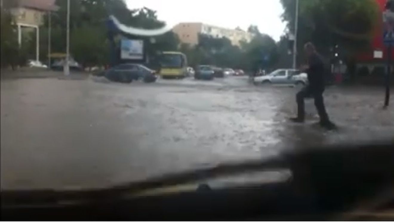VIDEO Orașul Tulcea, inundat. A plouat fără oprire câteva ore. Hidrologii au emis cod gaben de inundații până la miezul nopții. Alte județe afectate: Constanța, Galați și Vrancea