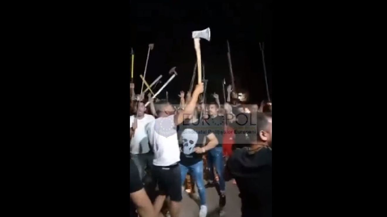 VIDEO Petrecere cu furci și topoare și cu muzica la maximum, pe un teren viran din Sectorul 3 al Capitalei, spartă de polițiști / Participanții ar fi filmat un videoclip