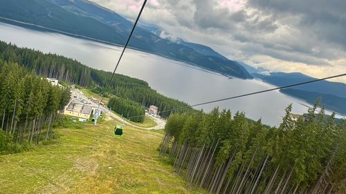 Ministrul Turismului vrea sanie de vară la Voineasa, după o vizită în zonă. Oprea: "Este nevoie de investiții pentru a avea turiști tot timpul anulu"