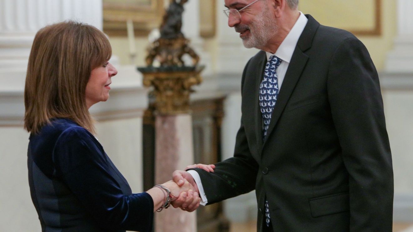 Președinta Greciei, Katerina Sakellaropoulou, l-a desemnat prim ministru interimar pe președintele Curții de Conturi, Ioannis Sarmas, ca urmare a imposibilității formării unui guvern după alegerile parlamentare de duminică, cu sarcina de a organiza un scrutin repetat